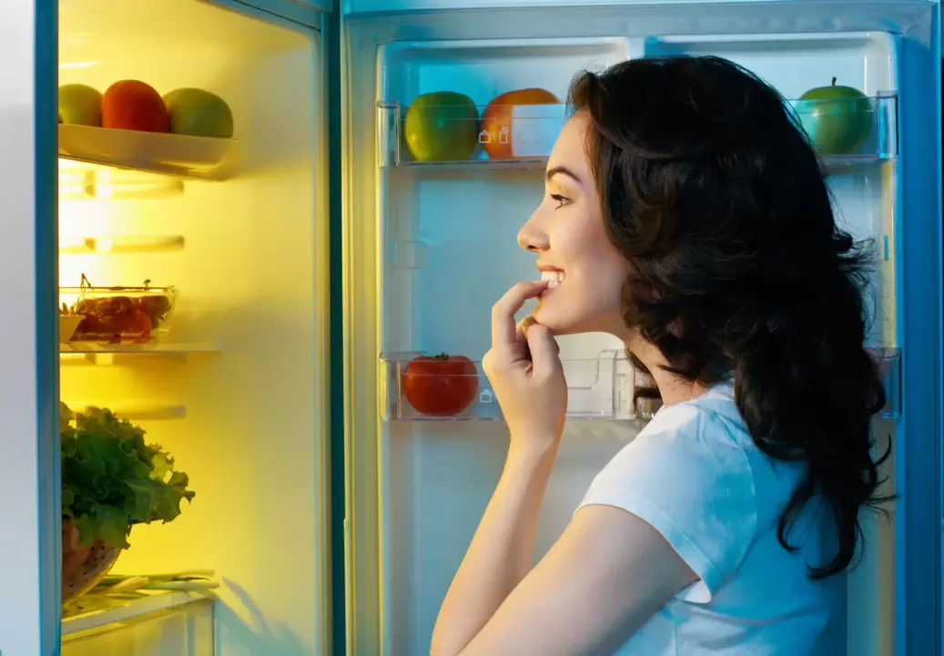 lány úgy néz ki, a hűtőszekrényben gyors fogyás közben